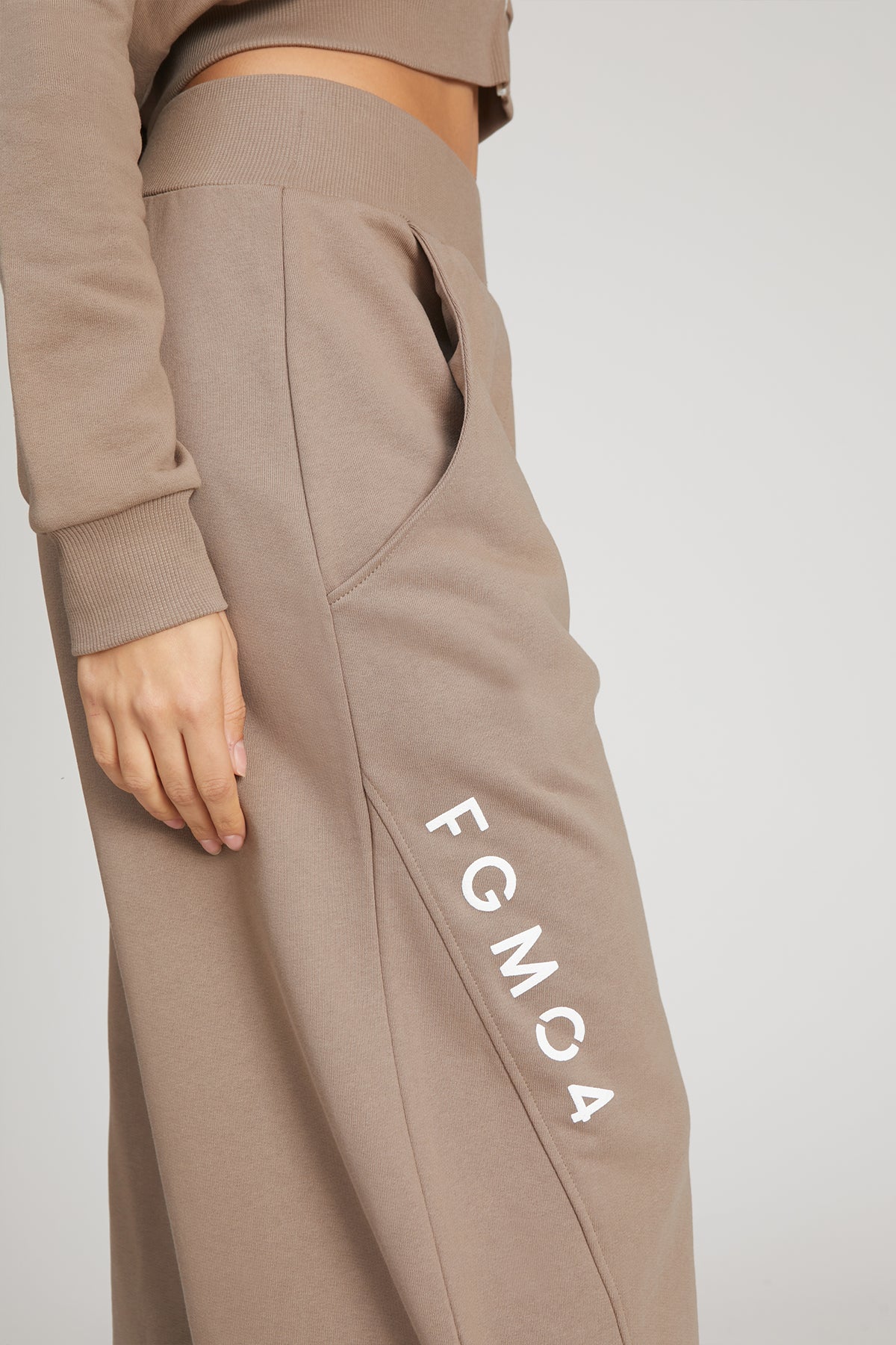 Pantaloni della tuta sportivi donna in cotone oversize Pantalone Baggy Ikonic FW 24/25 Nocciola Taupe - FGM04 - Linea Ikonic - fgm04