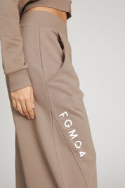 Pantaloni della tuta sportivi donna in cotone oversize Pantalone Baggy Ikonic FW 24/25 Nocciola Taupe - FGM04 - Linea Ikonic - fgm04