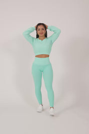 Felpa sportiva cropped seamless con maniche lunghe e logo a rilievo Leggings sportivi con tecnologia FIR push up con arricciatura a bolle