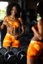 Shorts sportivi con tecnologia FIR push up con arricciatura Tie-die batik Elements Fuoco Giallo Arancione - FGM04 - LEGGINGS ANTICELLULITE - fgm04