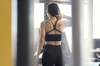 ragazza si allena indossando completino sportivo palestra con tecnologia FIR