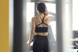 ragazza si allena indossando completino sportivo palestra con tecnologia FIR