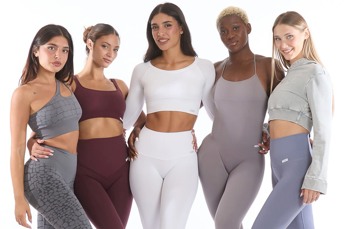 ragazze indossano leggings palestra, top sportivi e jumpsuit di fgm04