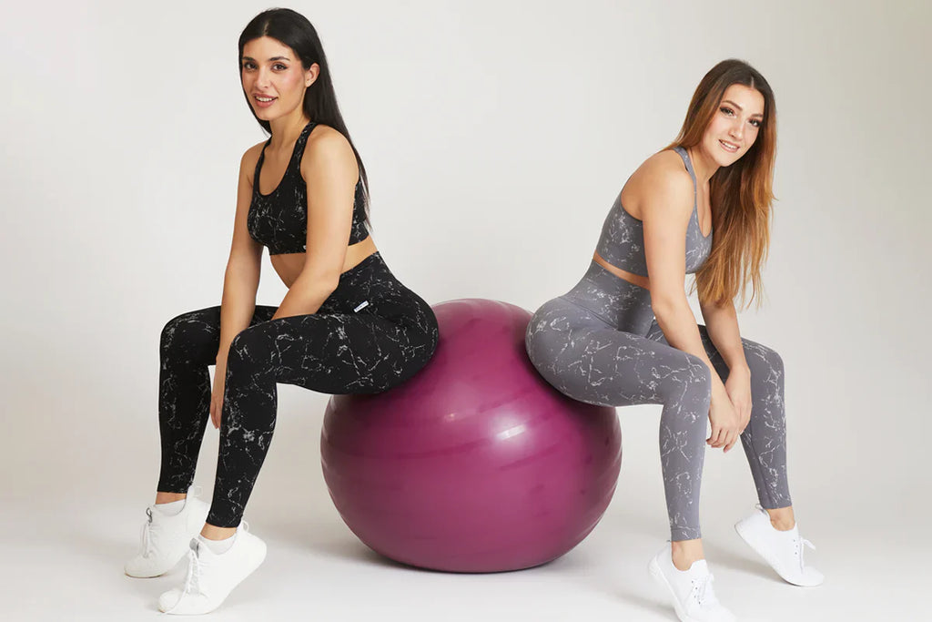 due ragazze indossano leggings con tecnologia fir come funzionano