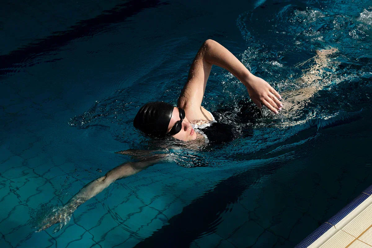 ragazza che nuota in piscina