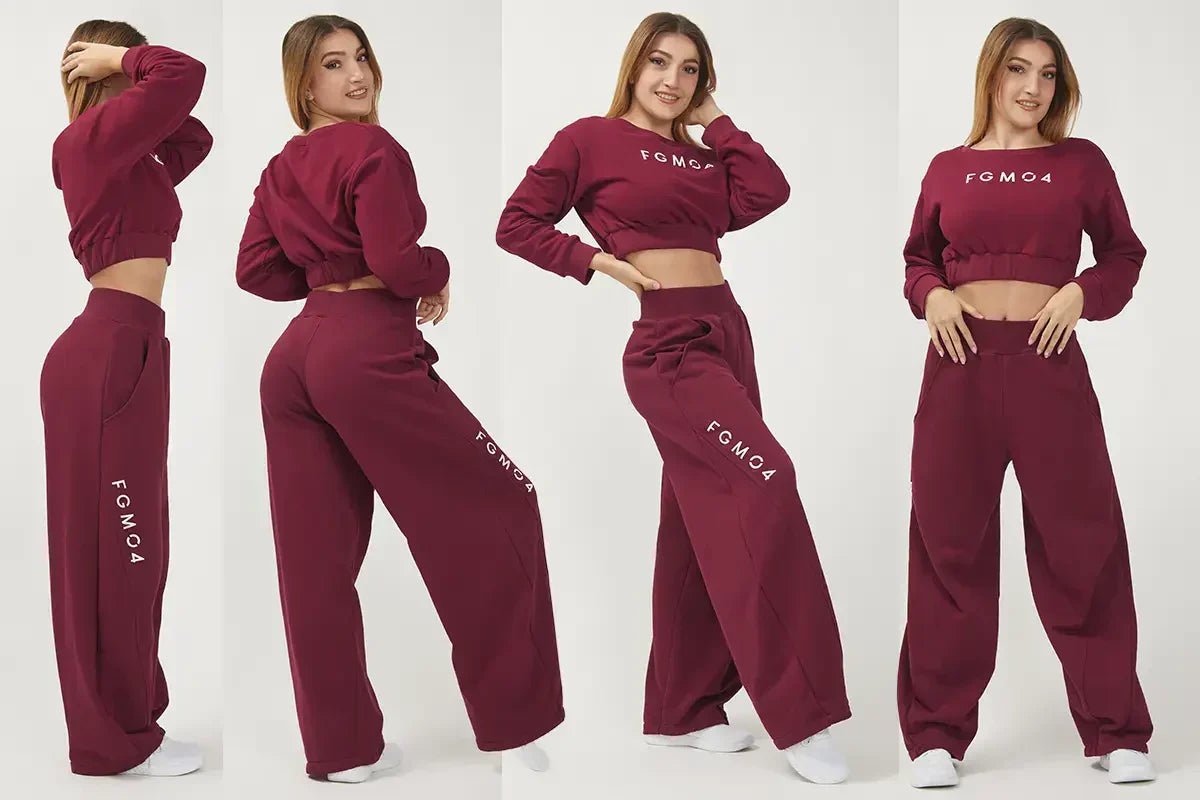 ragazza indossa felpa cropped e pantaloni baggy in felpa merlot