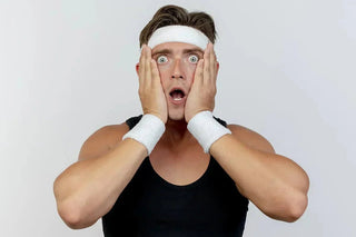 giovane uomo sportivo con le mani in faccia e lo sguardo sorpreso