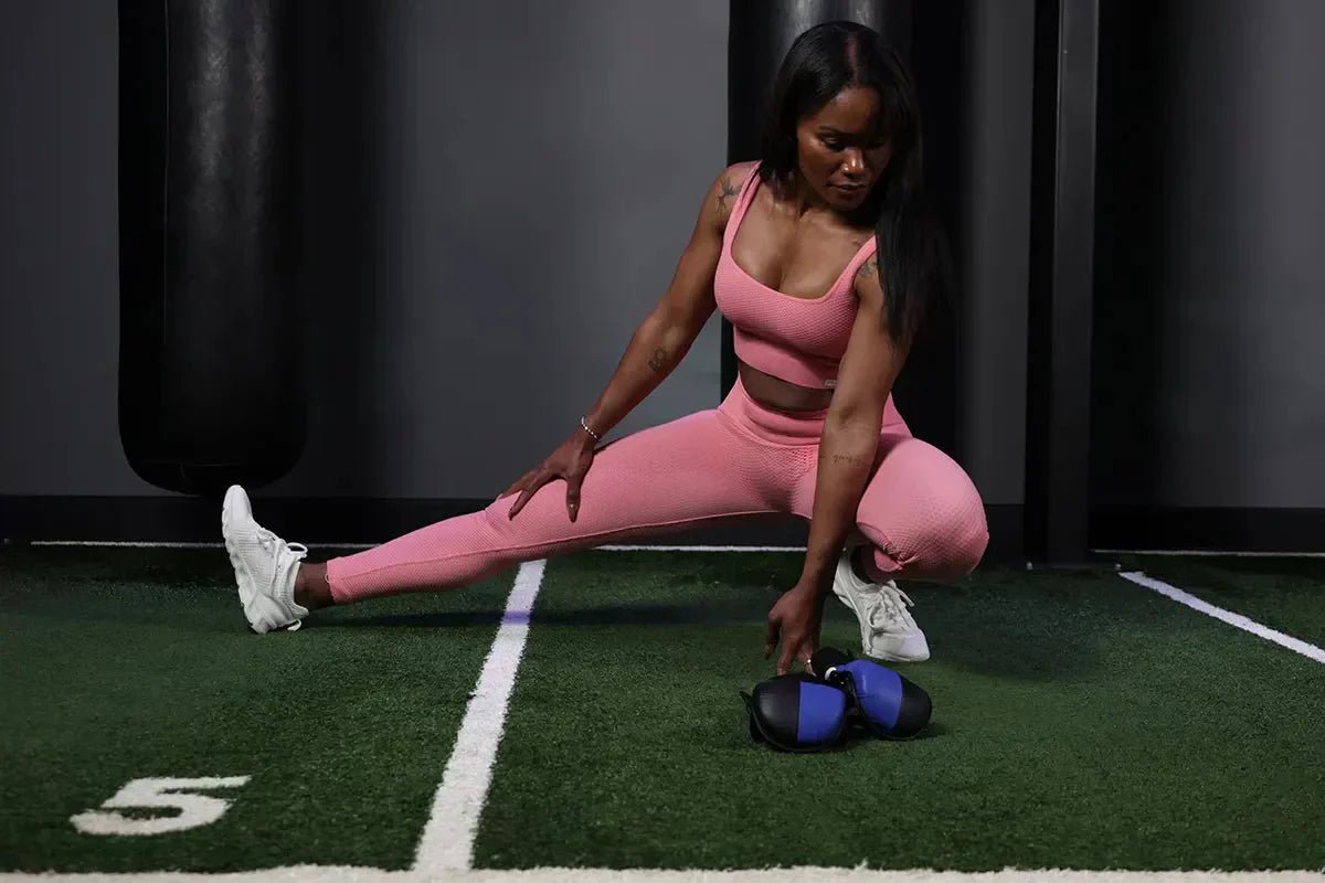 ragazza si allena indossando abbigliamento sportivo donna leggings push-up con arricciatura