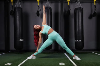 ragazza si allena indossando completino palestra top sportivo e leggings push up con arricciatura di fgm04