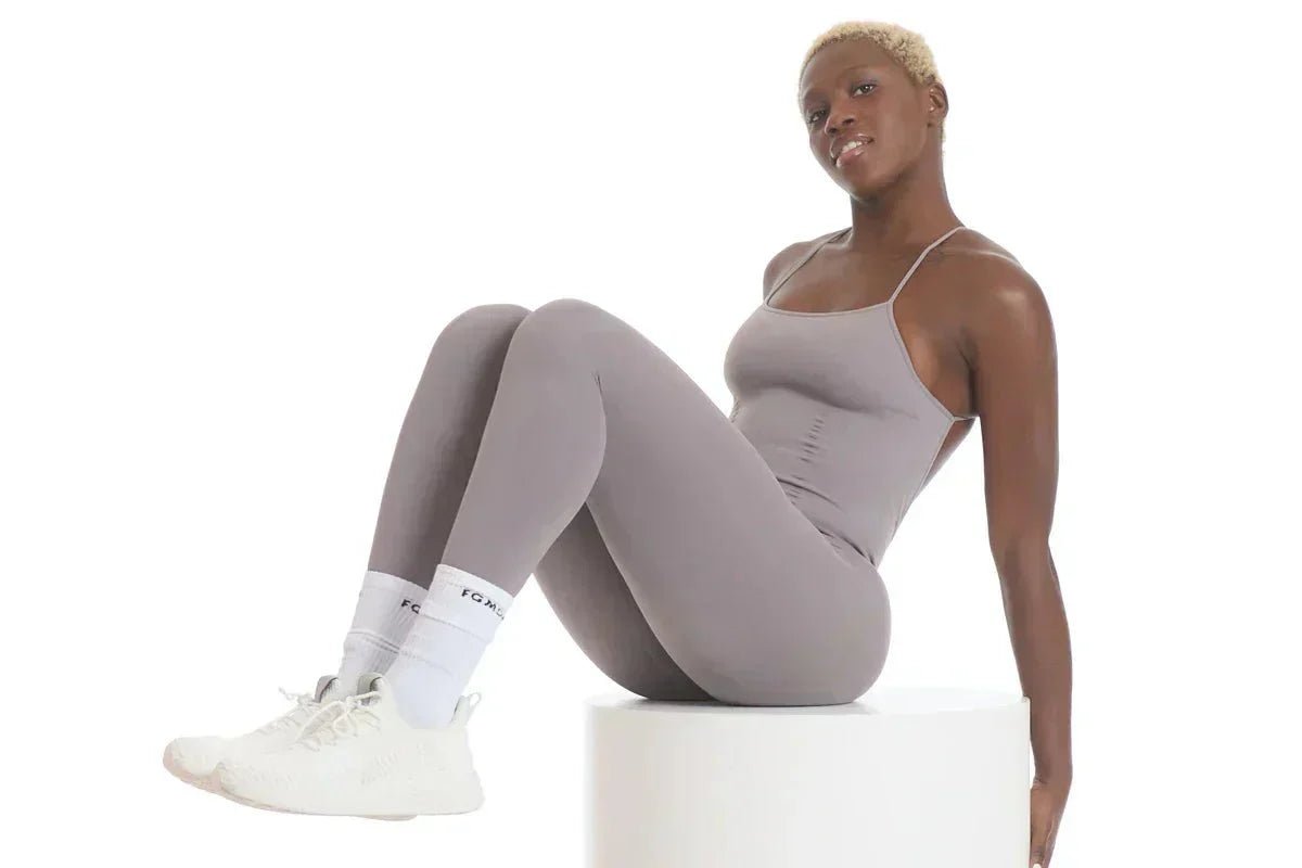 ragazza indossa tuta jumpsuit sportiva con tecnologia fir modellante snellente seamless di fgm04