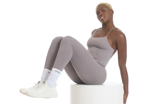 Fată poartă o salopetă sport cu tehnologie de slăbire fără cusături, de la fgm04