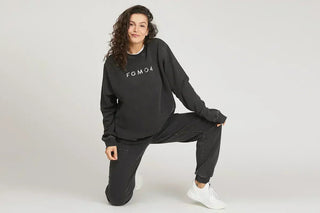 ragazza con felpa over e jogger ardesia in cotone stone washed