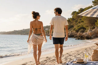 ragazzo e ragazza camminano sulla spiaggia
