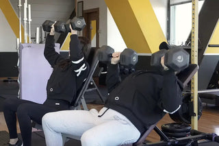 ragazzi si allenano con pesetti braccia in palestra