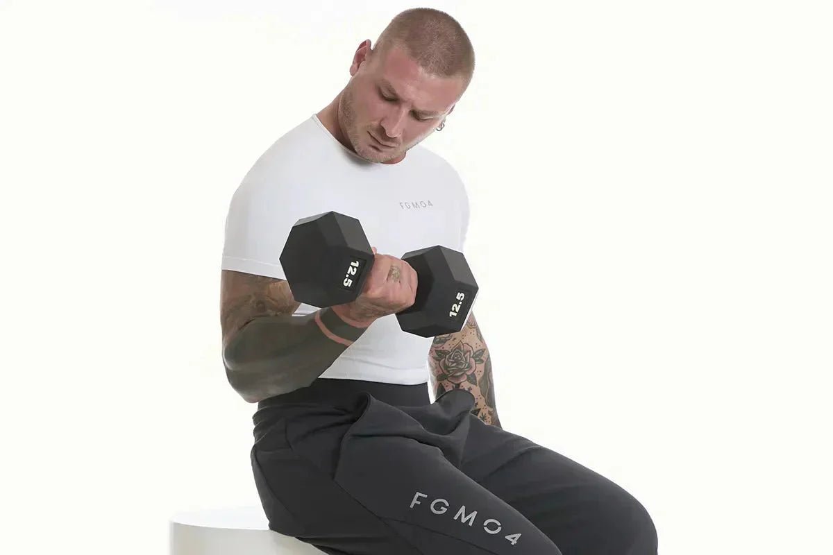 ragazzo in dossa maglia tecnica fir e pantaloni baggy