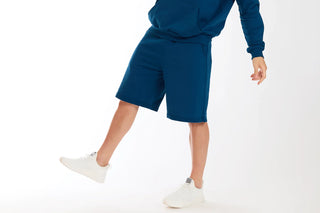 ragazzo indossa shorts e felpa in cotone