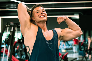 ragazzo indossa canotta stringer traspirante antibatterica per allenamento in sala pesi palestra