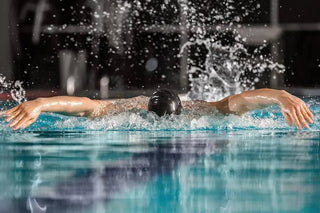 uomo che nuota