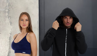 Ragazza con top e ragazzo con felpa con cappuccio fgm04