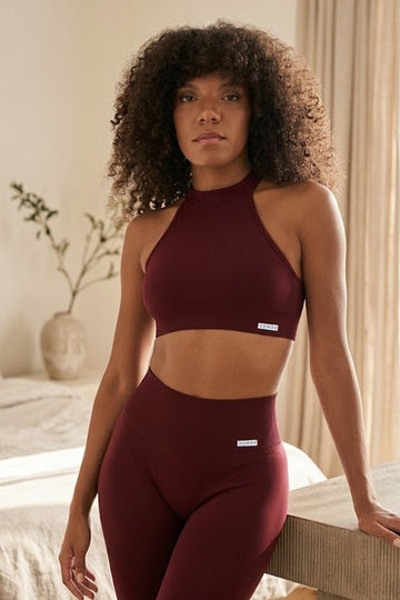 ragazza  in palestra con top e leggings di colore merlot FGM04