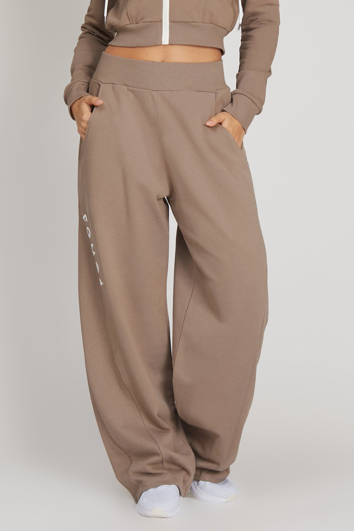 Pantaloni della tuta sportivi donna in cotone oversize Pantalone Baggy Ikonic FW 24/25 Nocciola Taupe - FGM04 - Linea Ikonic - fgm04