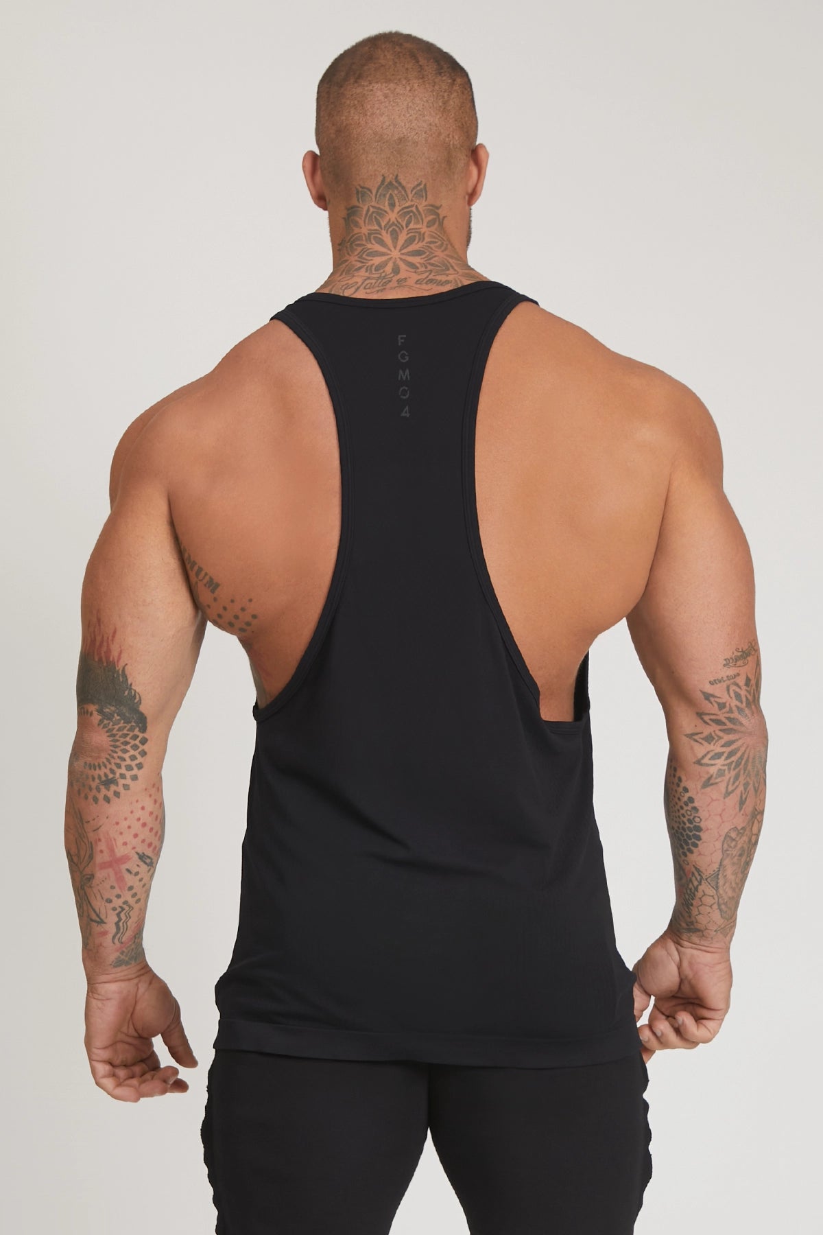 Schwarzes Stringer-Tanktop