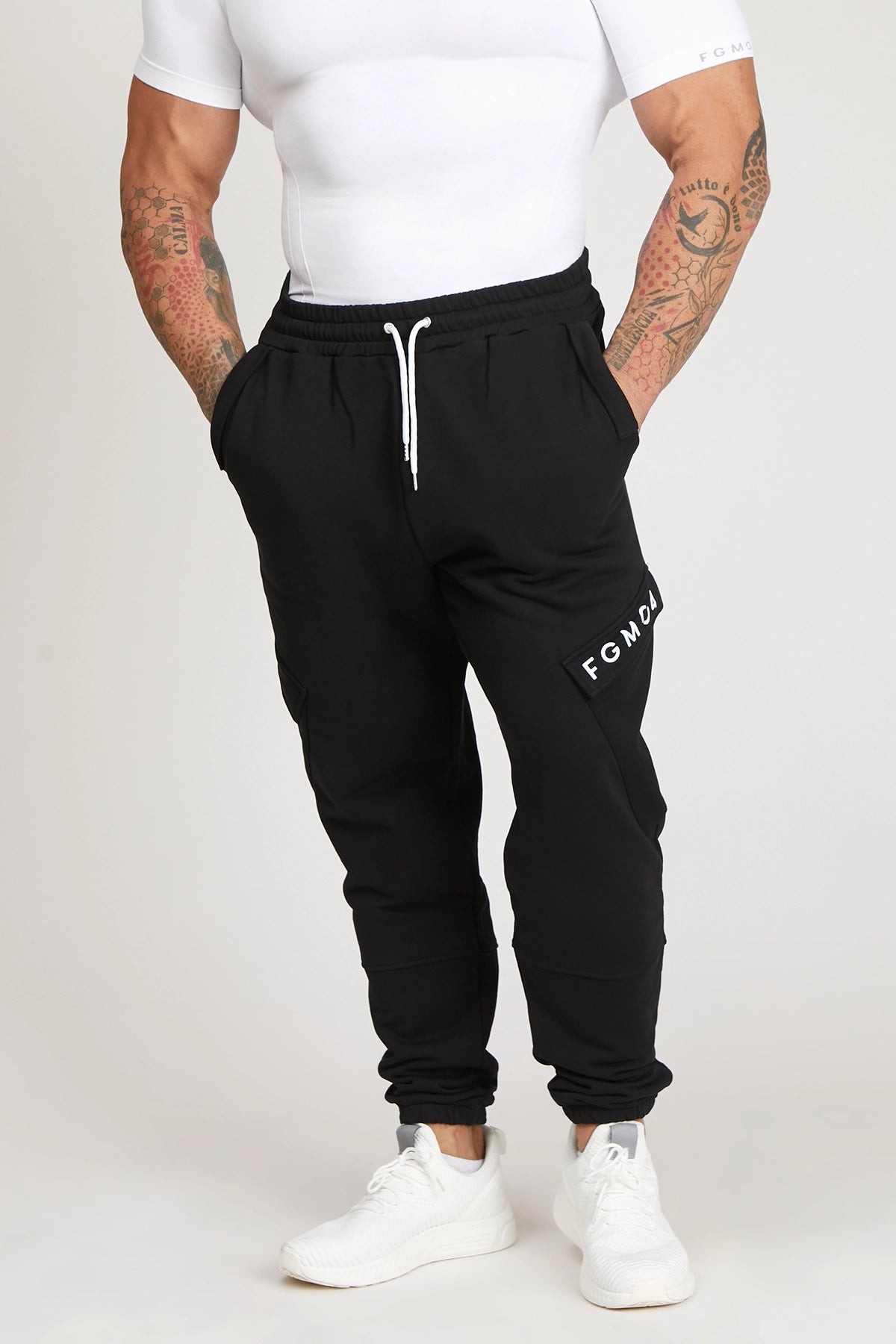 Pantaloni della tuta sportivi in cotone con tasconi laterali Pantalone Cargo FW 24/25 Nero - FGM04 - Linea Ikonic Uomo - fgm04