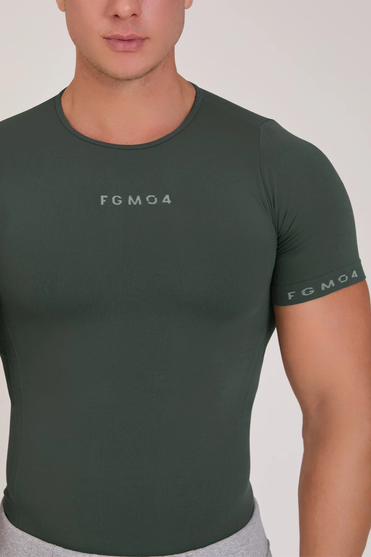 Maglia sportiva tecnica uomo Manica corta con tecnologia FIR Fgm04 2.0 Sport Unisex Coal Green - FGM04 - Linea Ikonic Uomo - fgm04