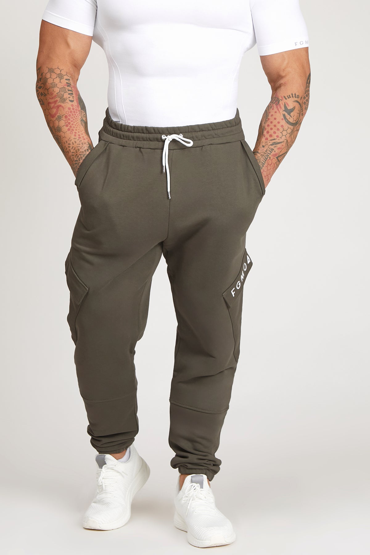 Pantaloni della tuta sportivi in cotone con tasconi laterali Pantalone Cargo FW 24/25 Verde Militare - FGM04 - Linea Ikonic Uomo - fgm04
