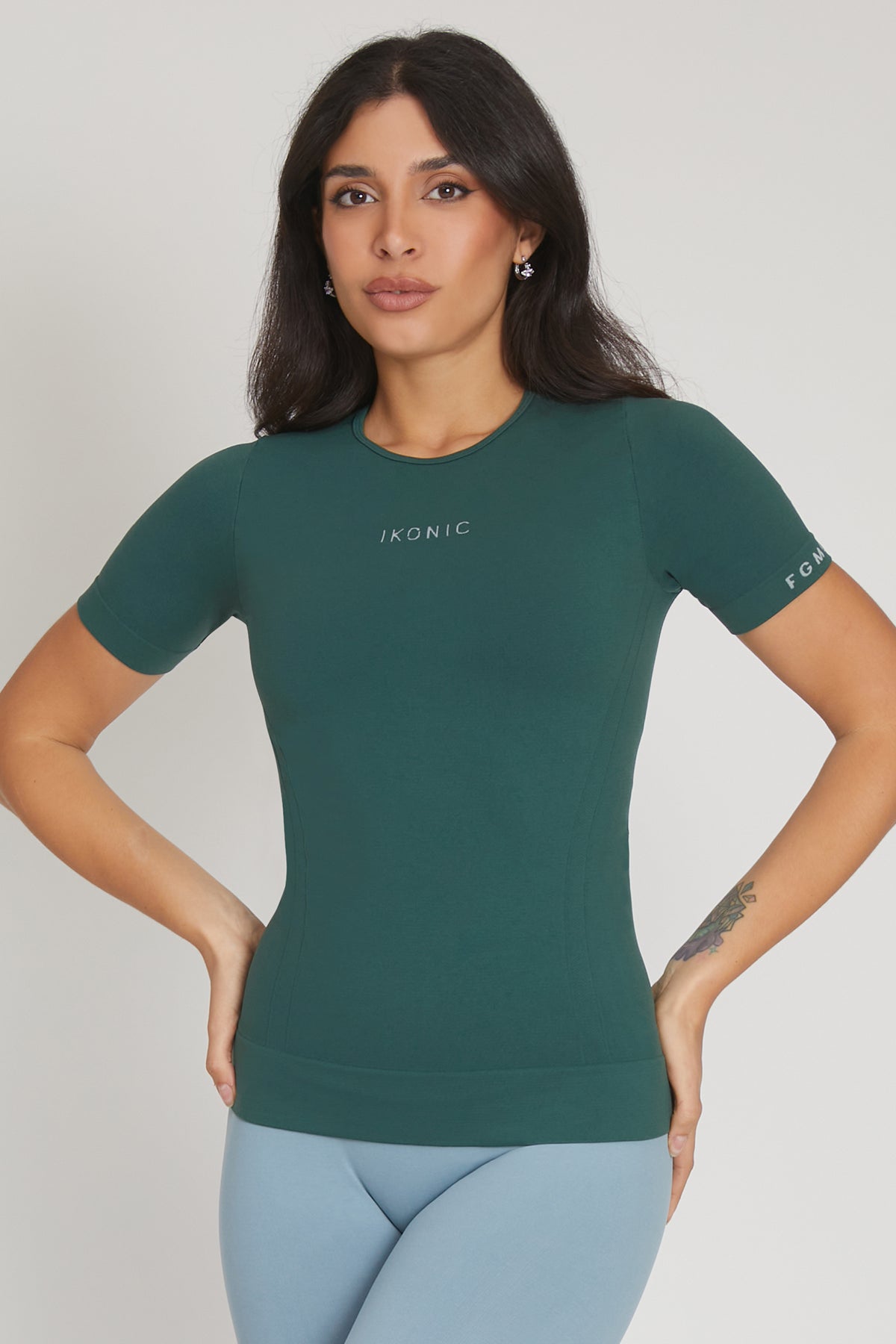 Maglia sportiva tecnica donna Manica corta con tecnologia FIR snellente Ikonic Sport Unisex Verde Pino - FGM04 - Maglie e Top - fgm04