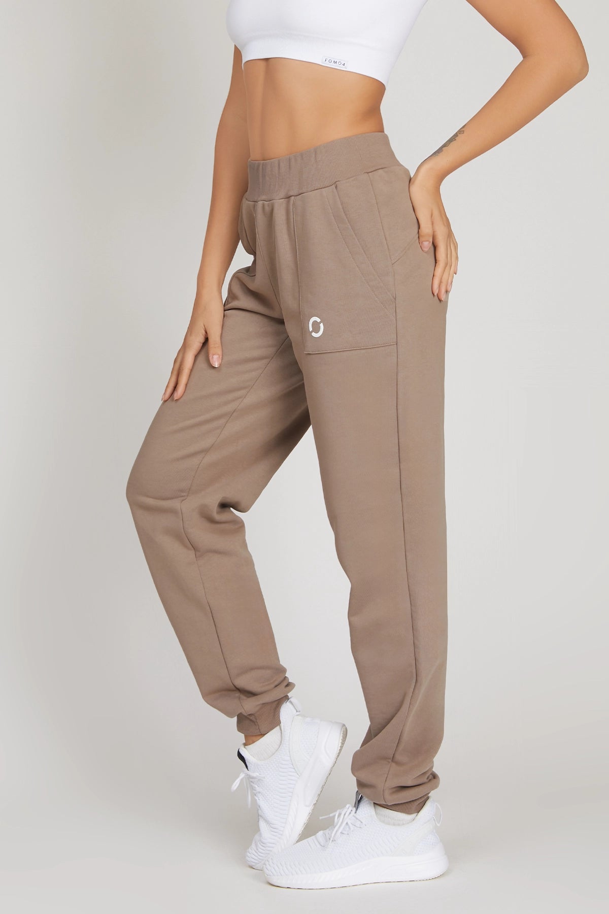 Pantalón Deportivo Slim Ikonic FW 24/25 Avellana Taupe